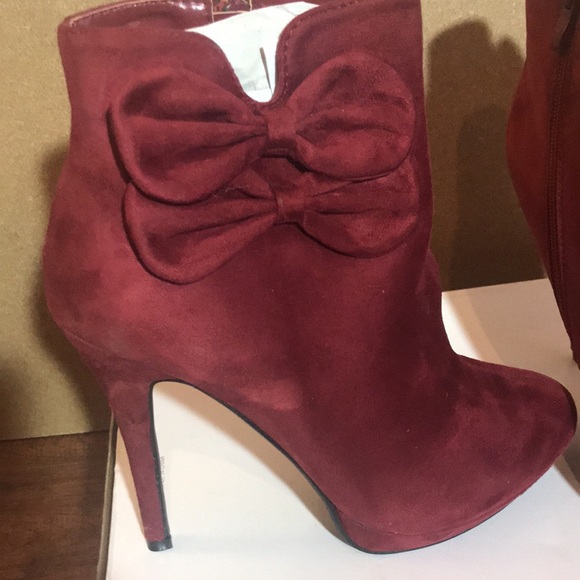 Weeboo women’s red suede bootie with two bows on each bootie (size 10). - Picture 2 of 5